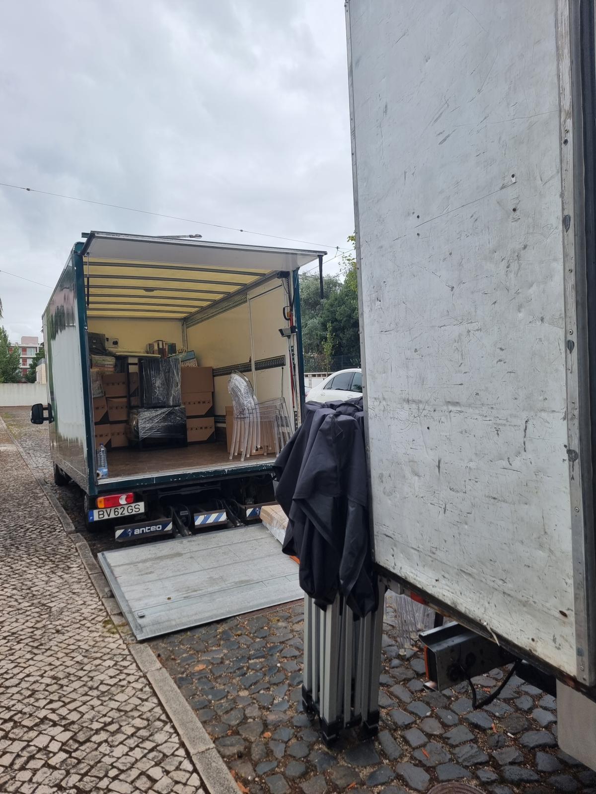 Carga organizada no camião com plataforma elevatória