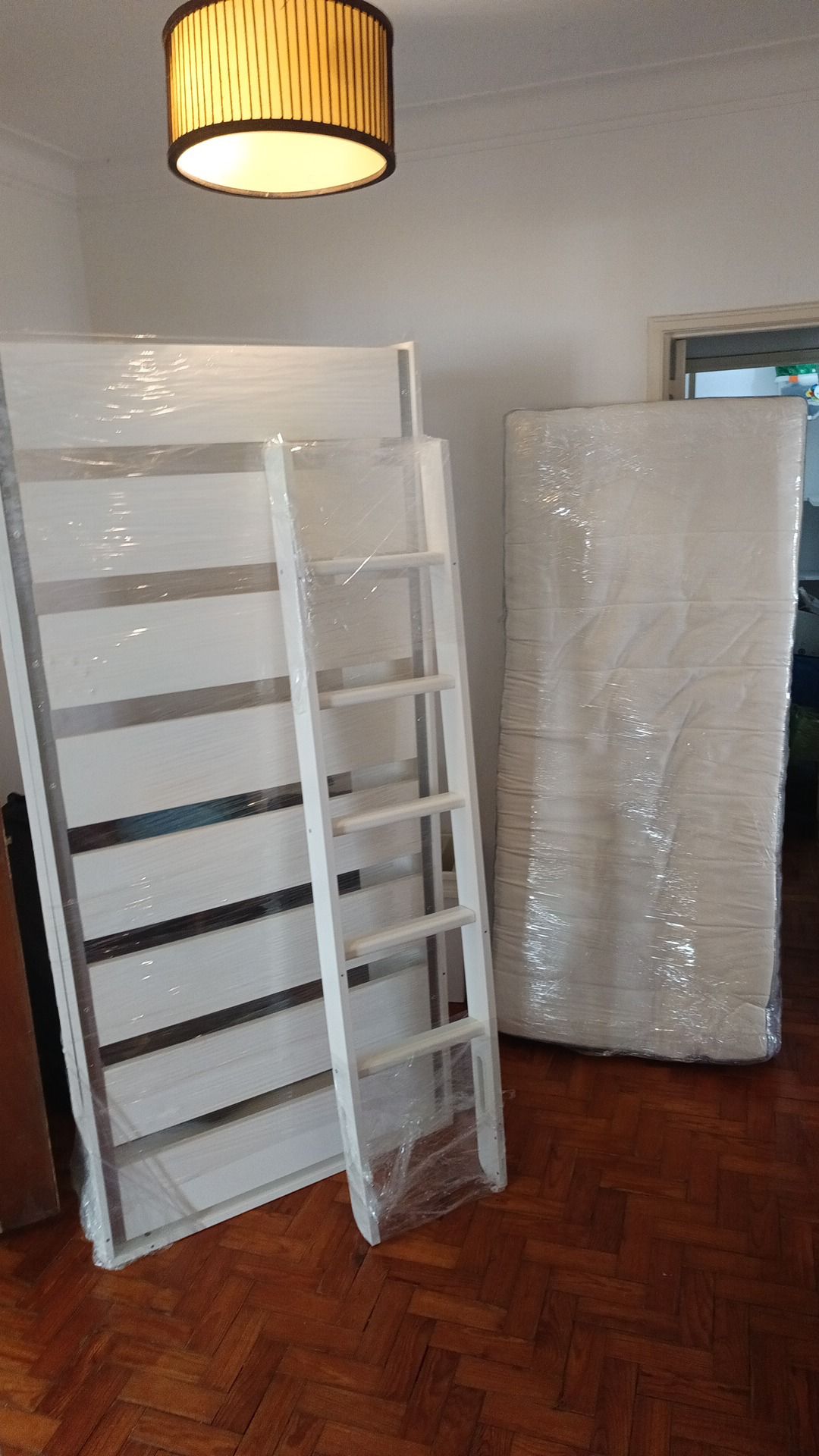 Cama e colchão embalados para mudança
