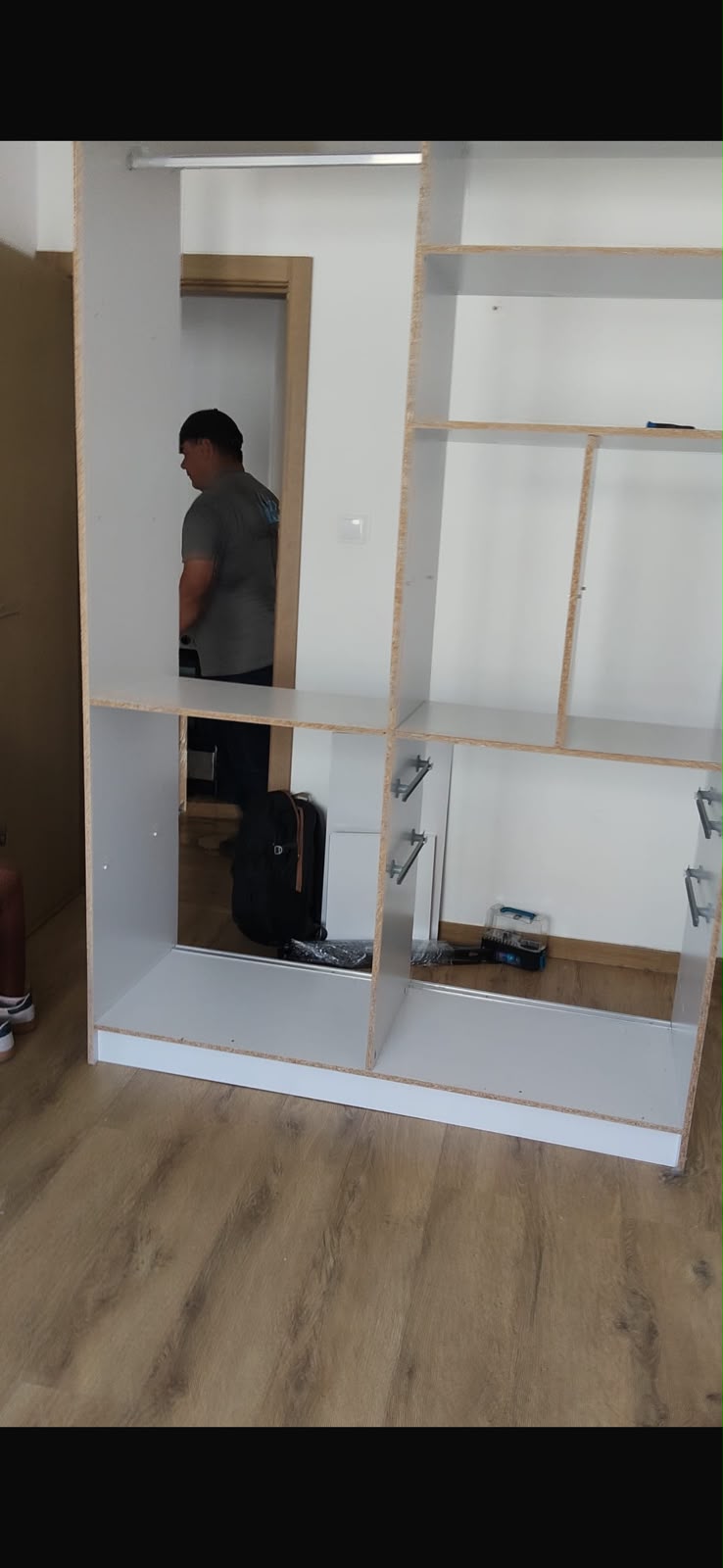 Montagem de móvel com espelho