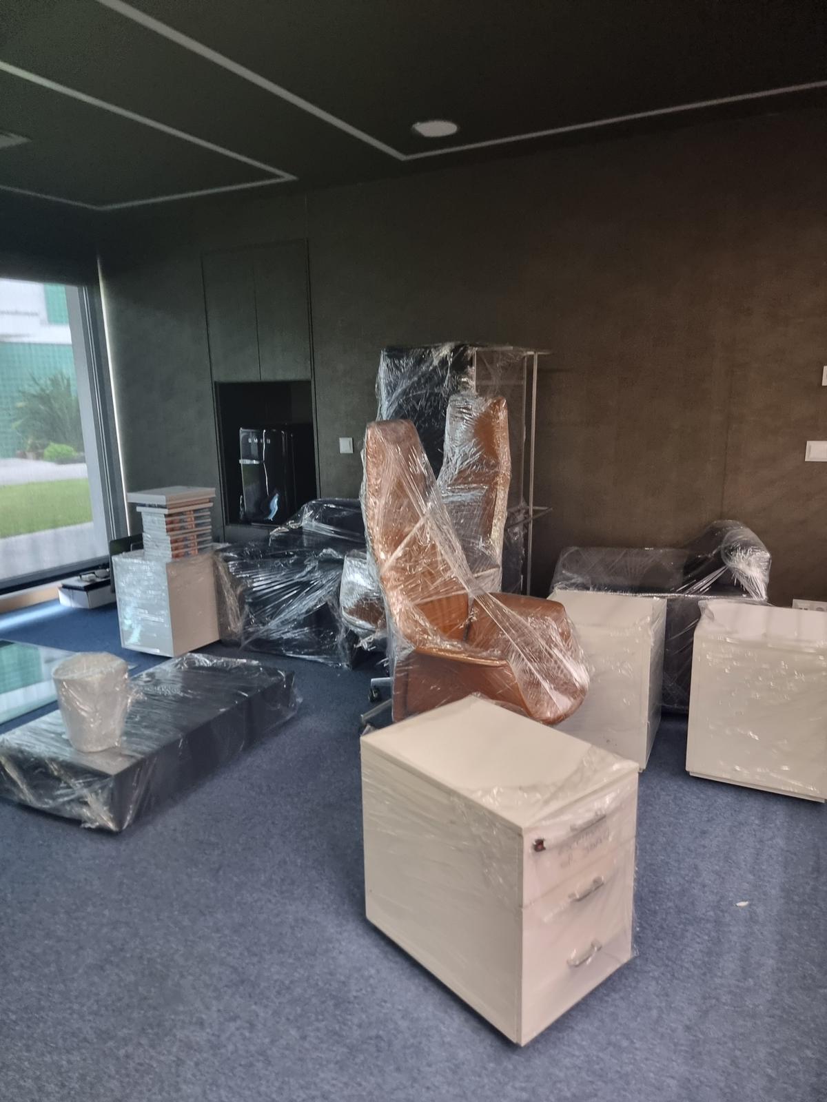 Mobiliário de escritório embalado e protegido