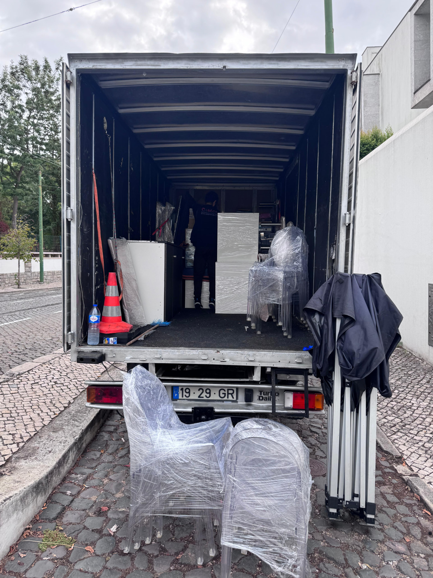 Camião carregado com mobiliário embalado